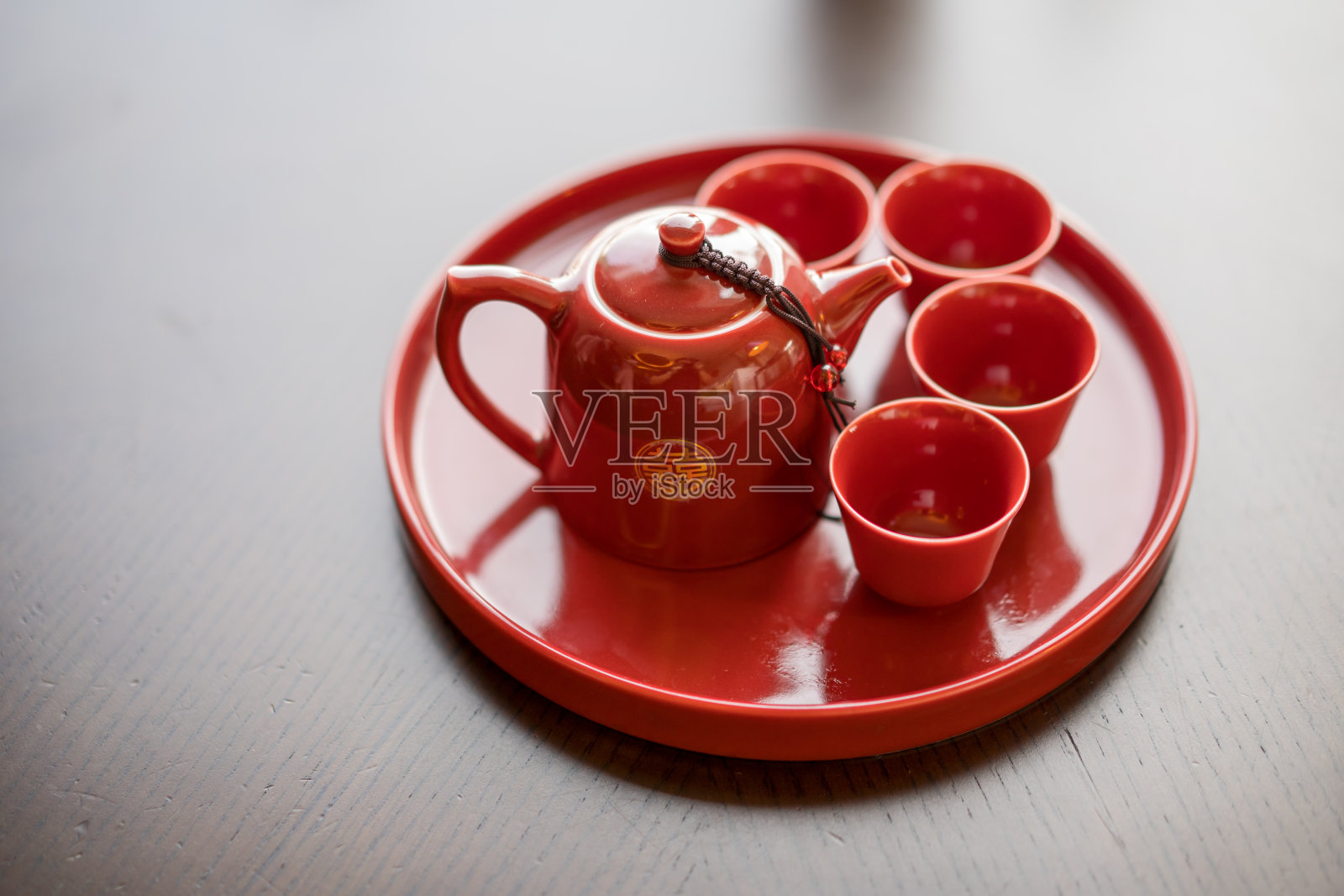 中国婚礼茶道用茶壶和茶杯照片摄影图片
