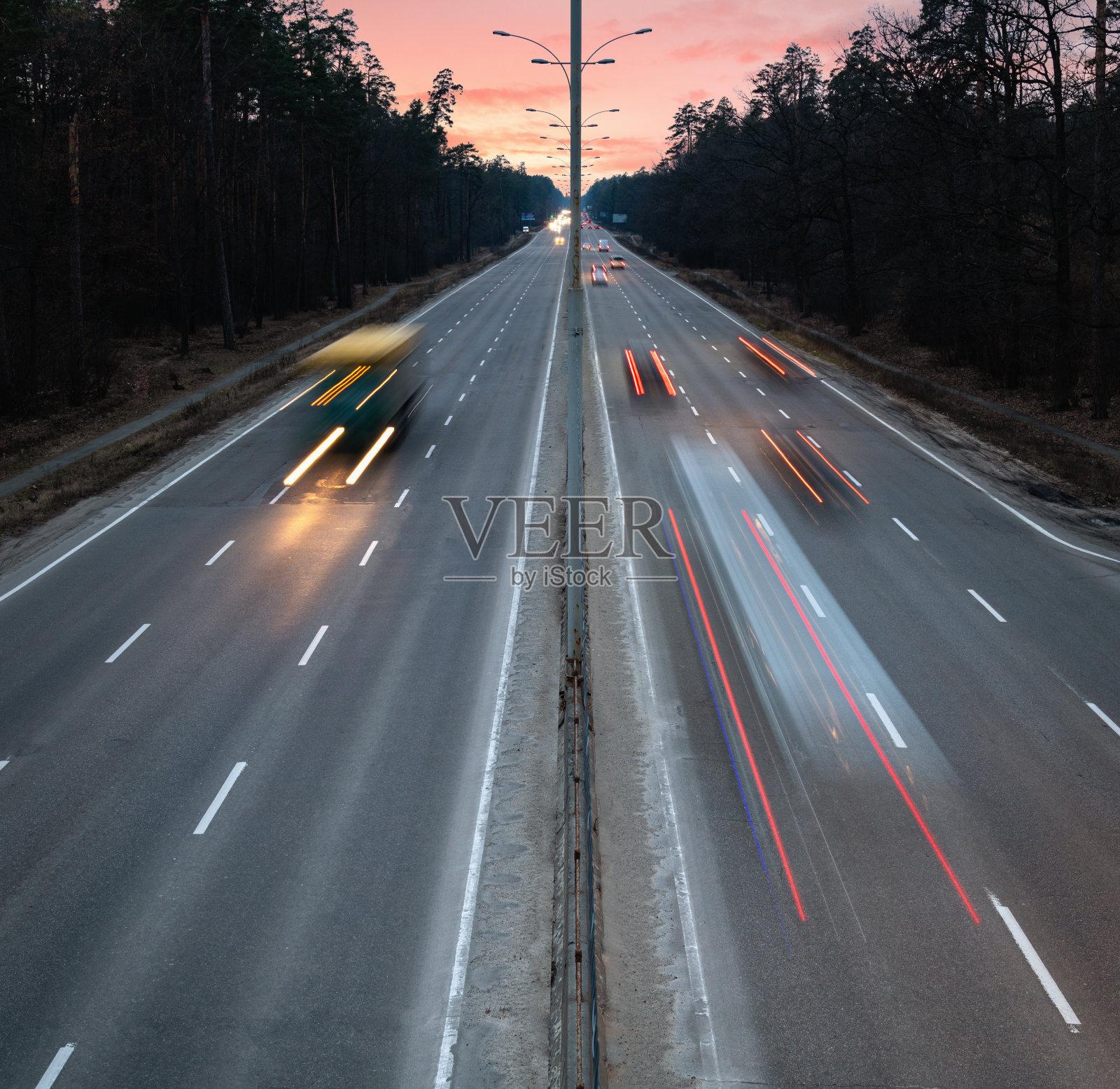 日落时高速公路上的交通照片摄影图片