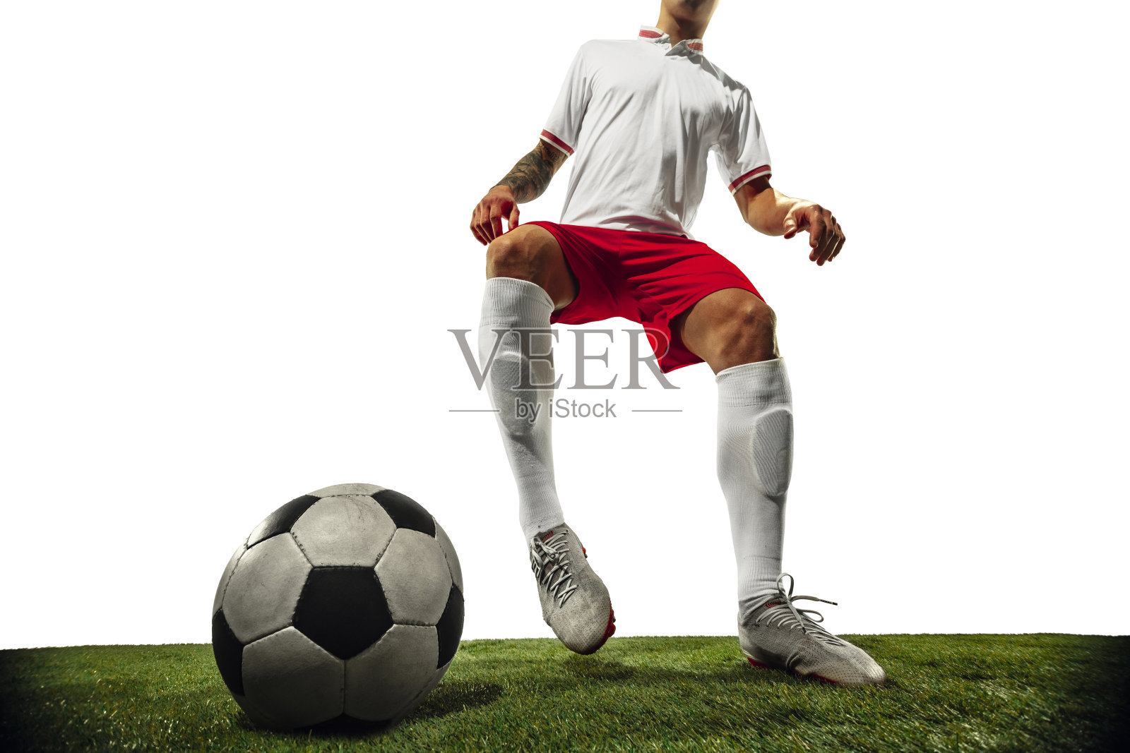 足球或足球运动员在白色背景-运动，行动，活动的概念照片摄影图片