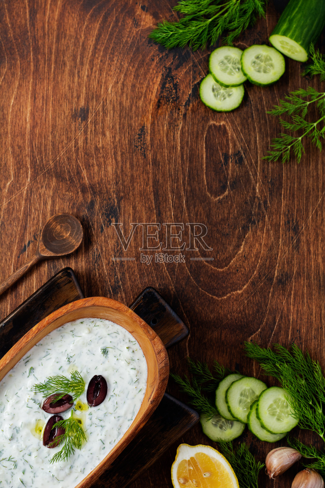 传统的希腊酱酸奶黄瓜在橄榄木碗在古老的乡村背景。前视图。照片摄影图片