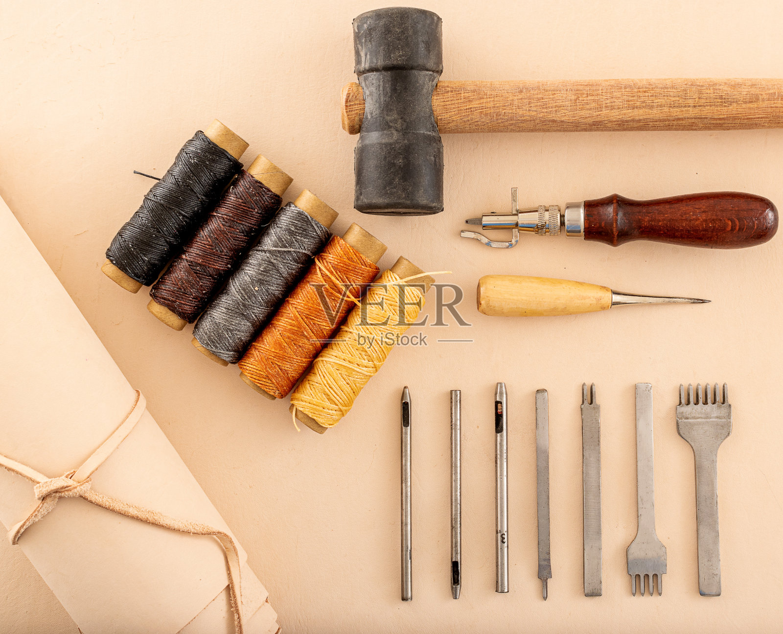 皮革的工作工具和卷起的皮组织照片摄影图片