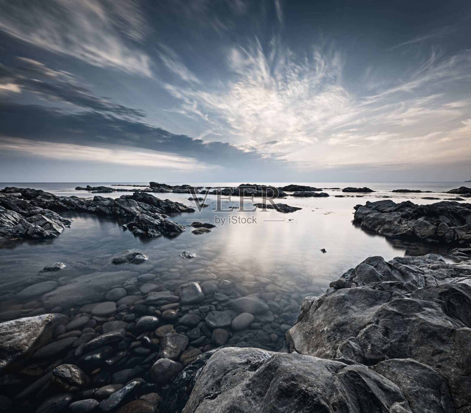 戏剧性的海景与岩石海岸照片摄影图片