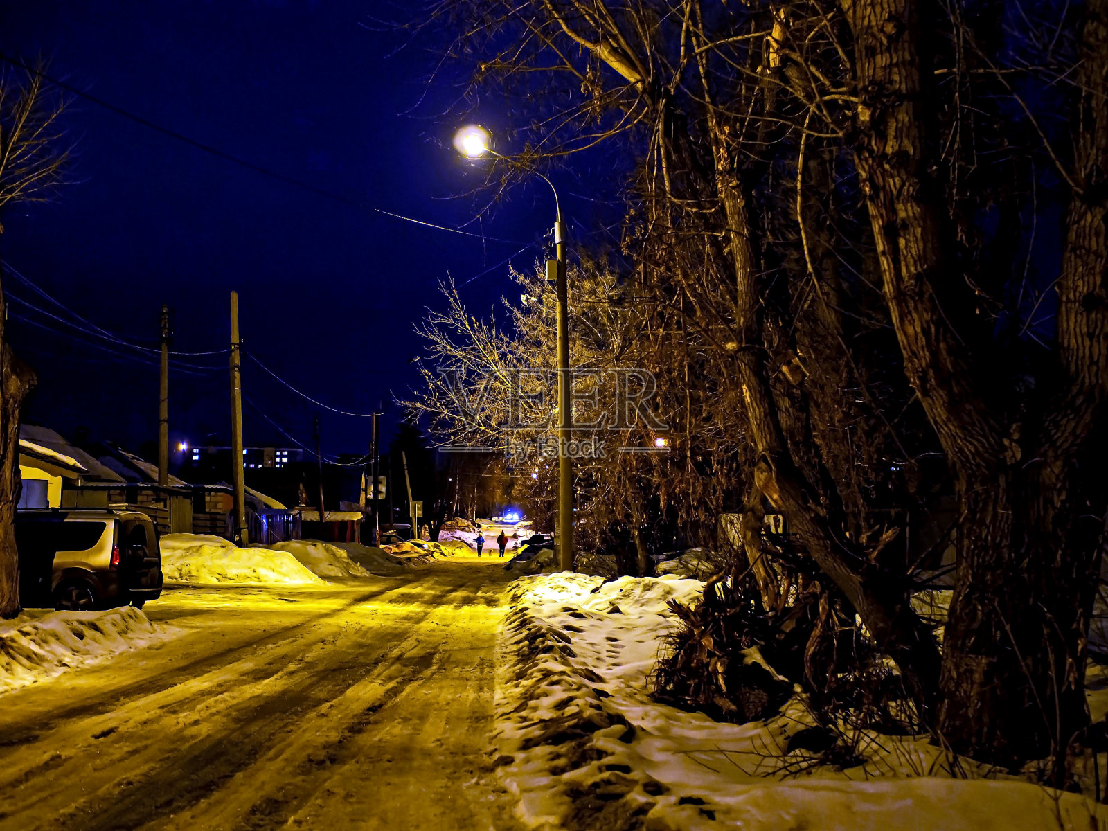 冬日夜晚郊区街道的景色照片摄影图片