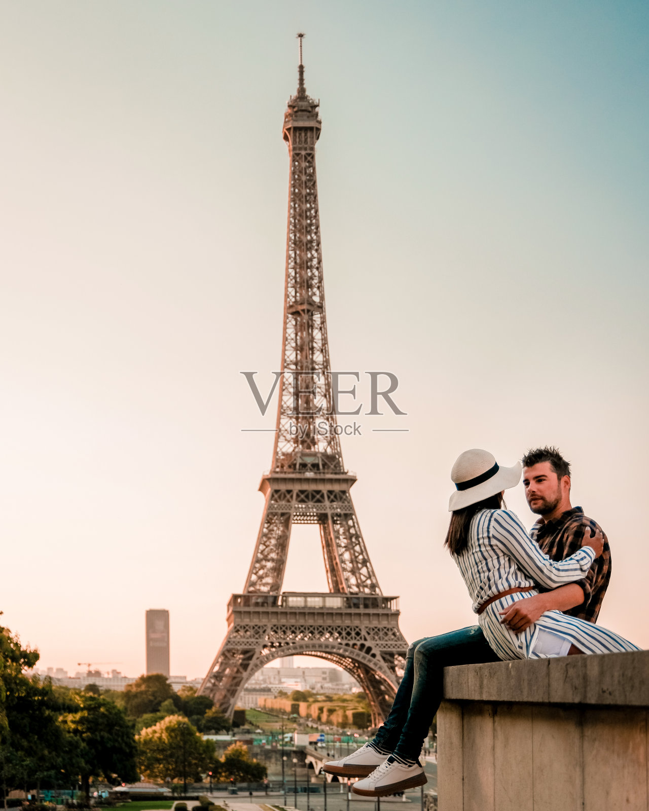 一对男人一个女人蜜月巴黎艾菲尔铁塔，一对男人和女人在巴黎城市旅行照片摄影图片