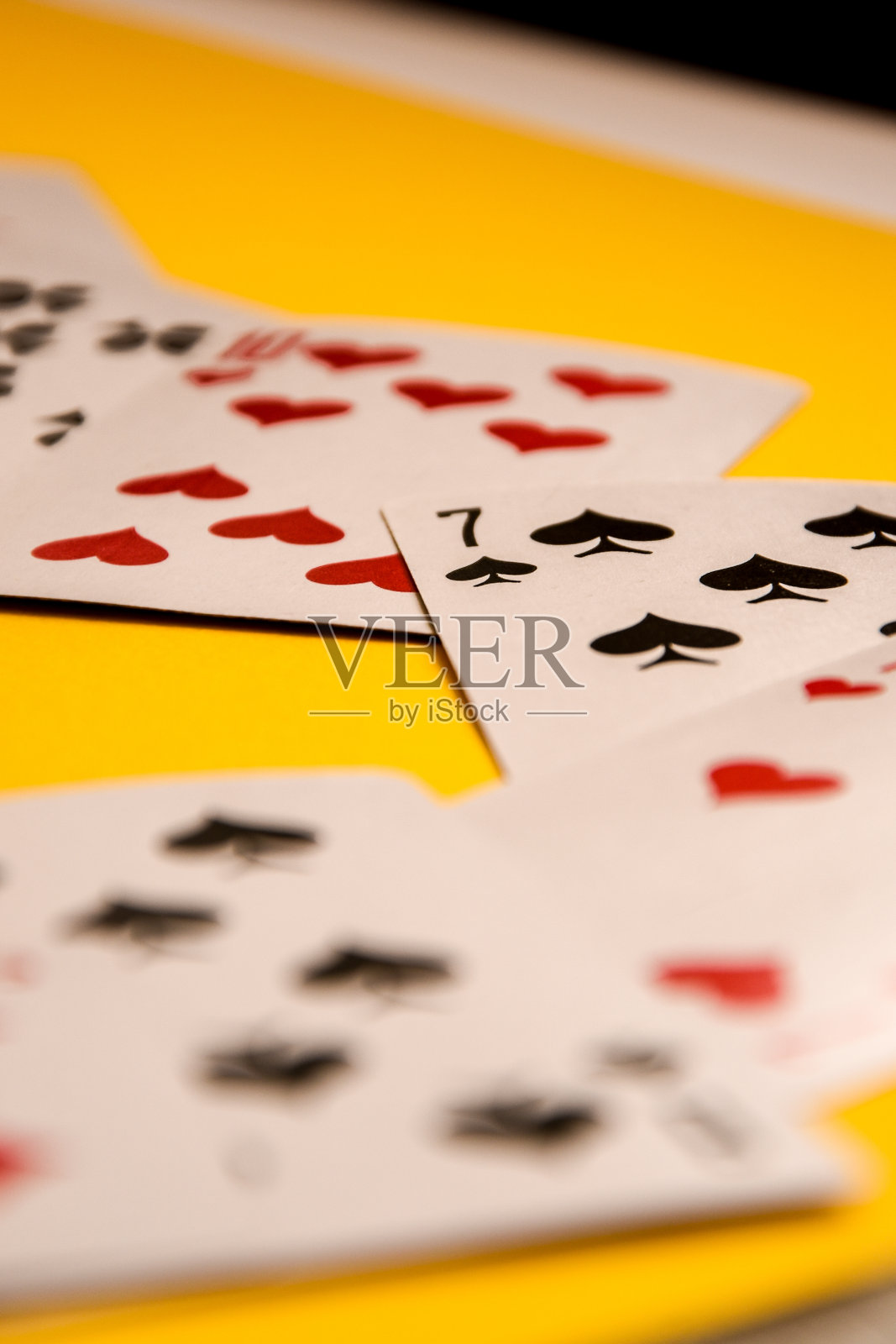选择性聚焦扑克牌上的黄色背景近景照片摄影图片