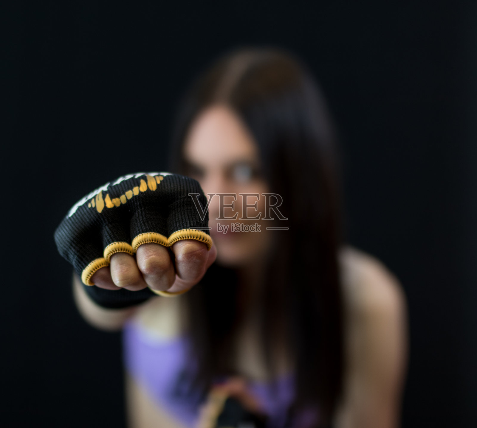 拳击女孩投掷一拳与裁剪拳击手手套在焦点照片摄影图片