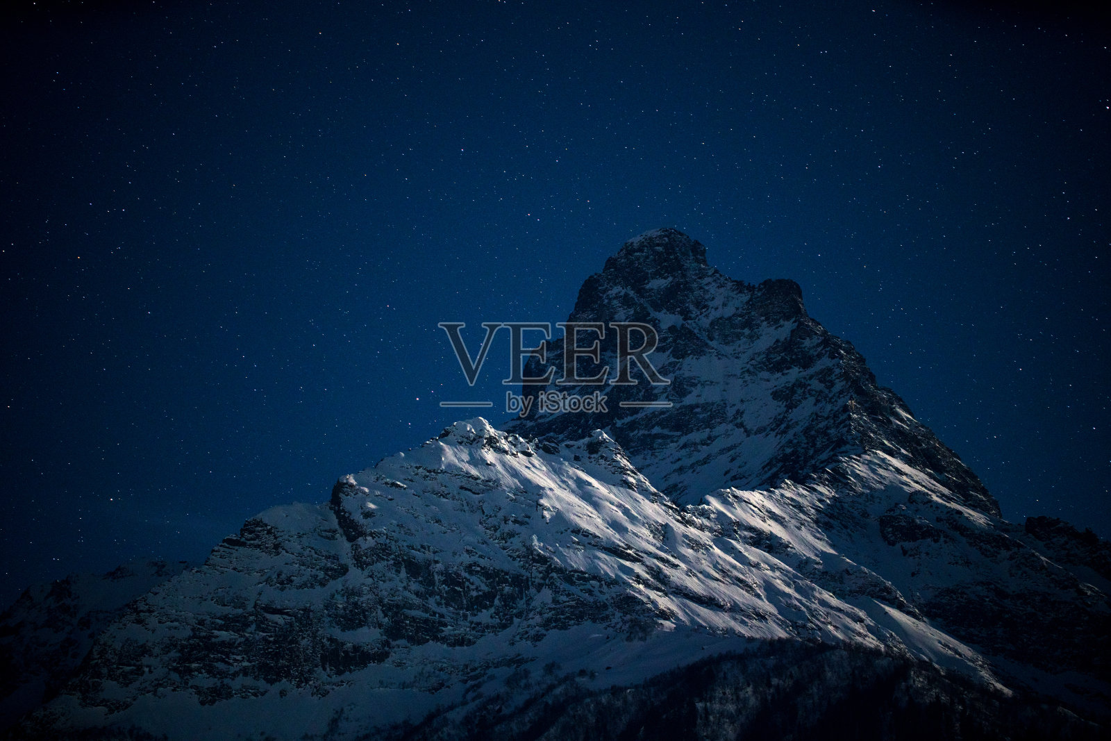贝拉卡亚山顶的夜空照片摄影图片