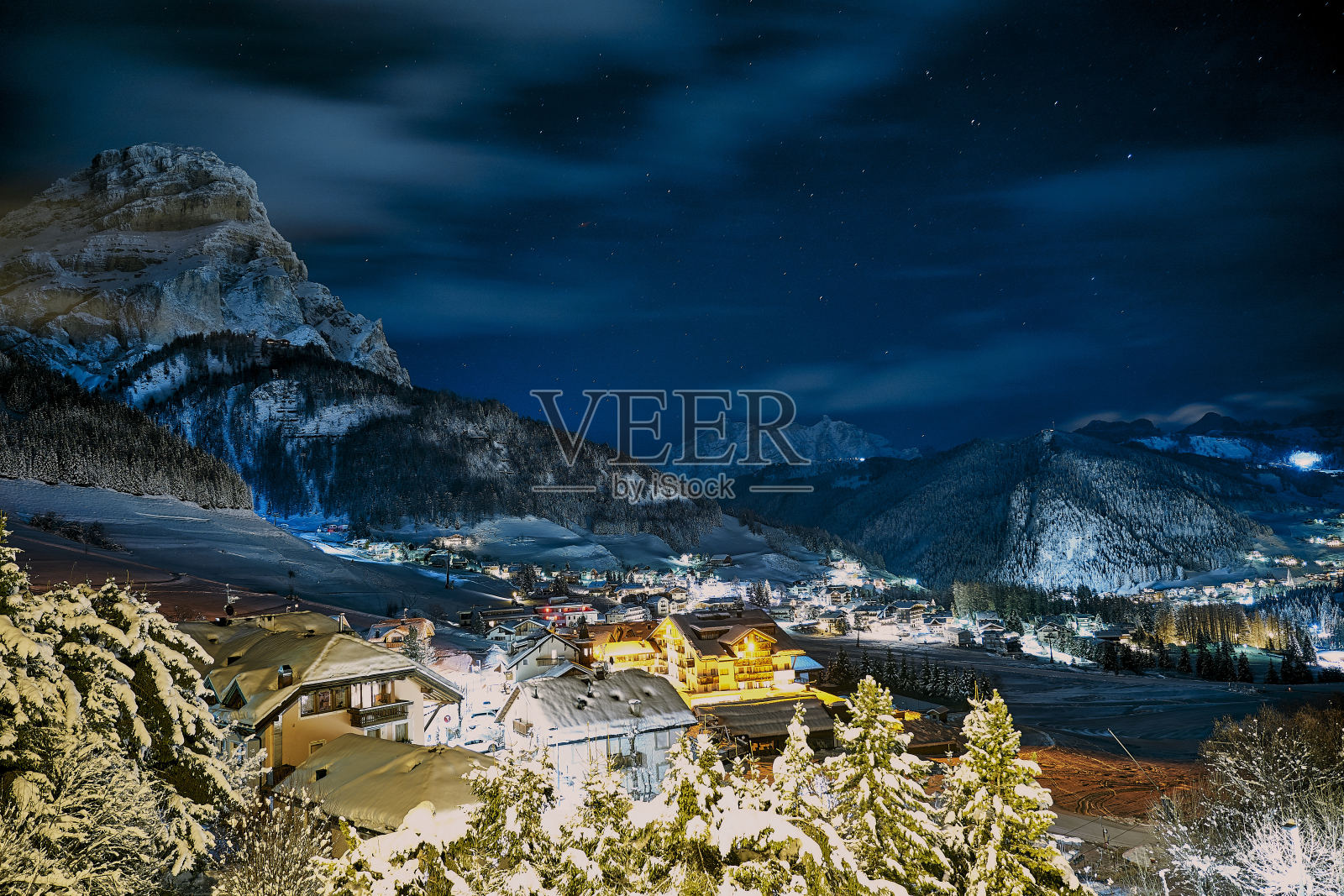 夜景的村庄在山区的冬天照片摄影图片