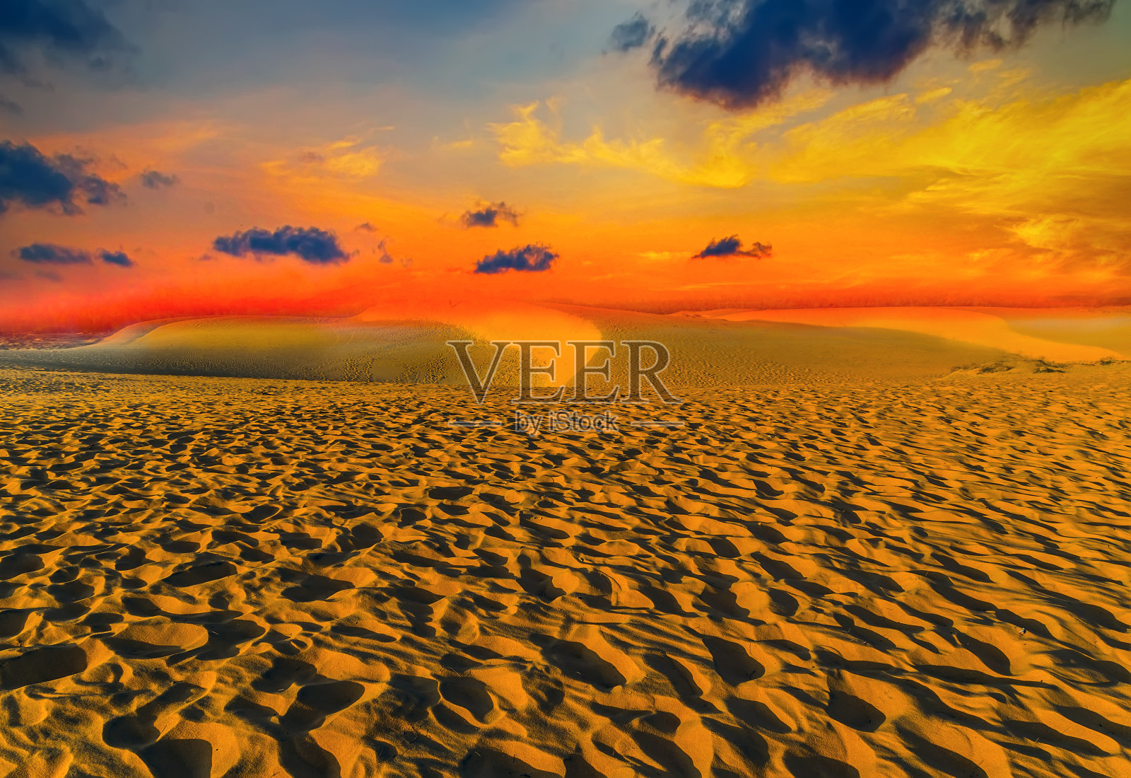沙漠日落与太阳盘沙丘，阿拉伯联合酋长国，迪拜照片摄影图片