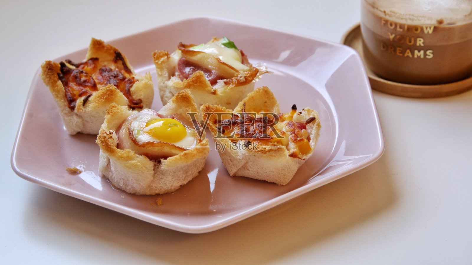 自制早餐甜点吐司面包配奶酪、培根和鸡蛋，再来一杯咖啡照片摄影图片