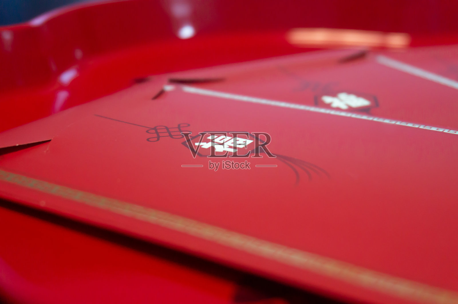 中国新年，幸运的红色口袋在红色的背景和红色的盘子照片摄影图片