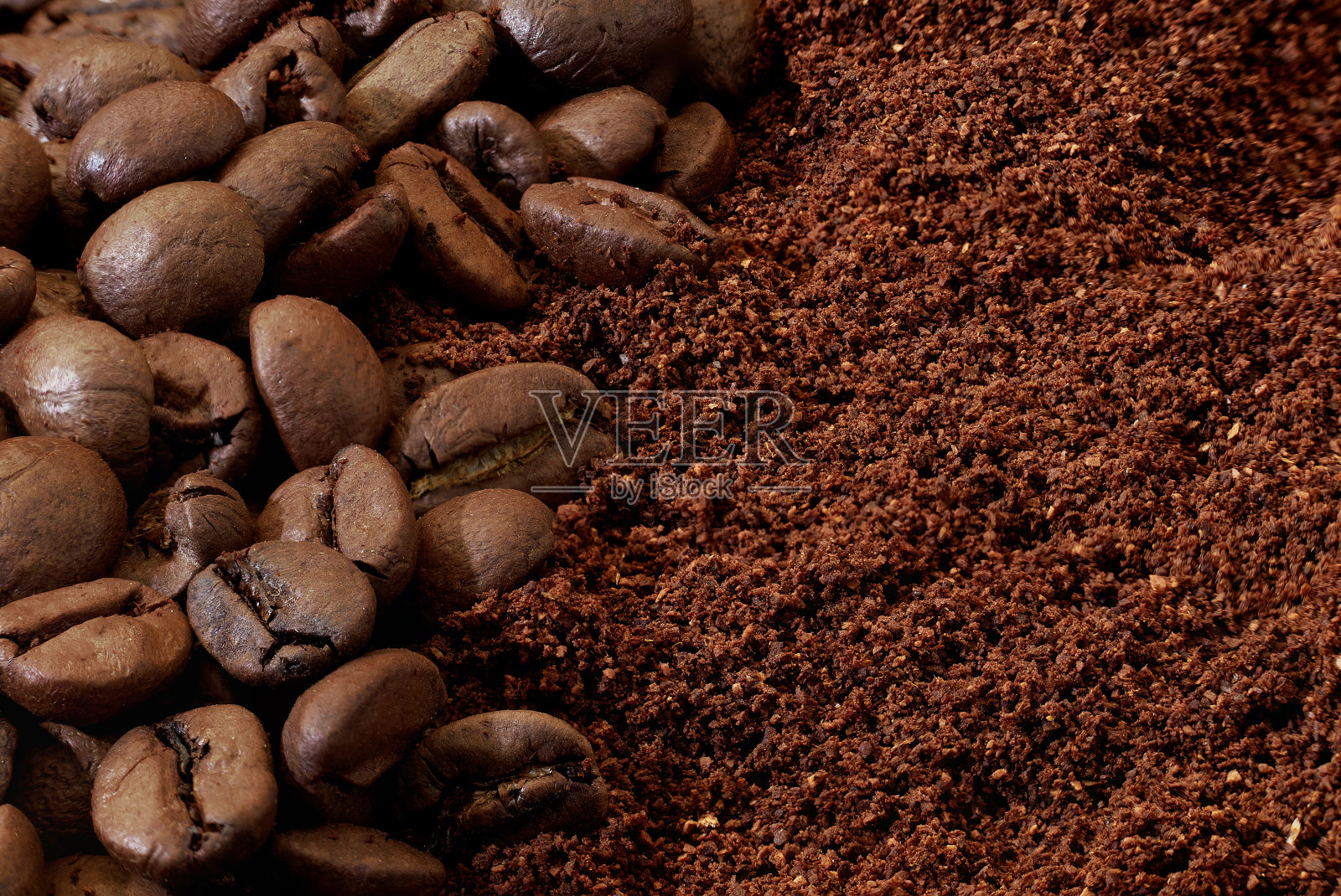 宏观烘培咖啡豆和磨碎的咖啡照片摄影图片