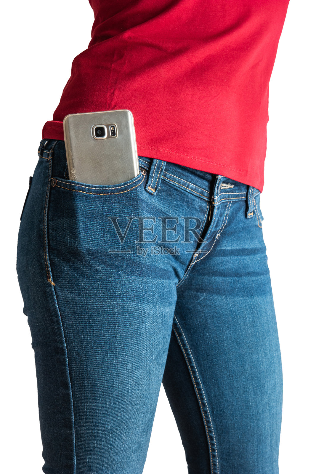 年轻的白人女性红色t恤建模智能手机在蓝色牛仔裤口袋没有脸孤立在白色照片摄影图片