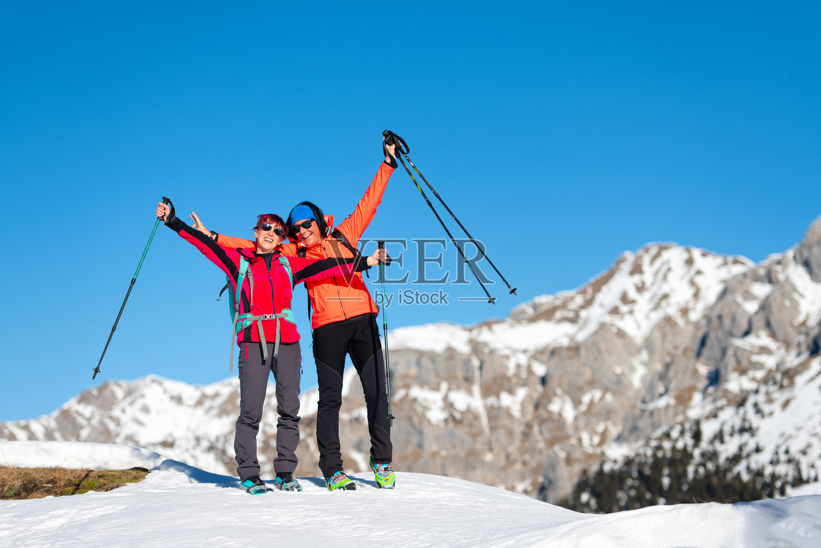 两个登山者征服了山顶照片摄影图片