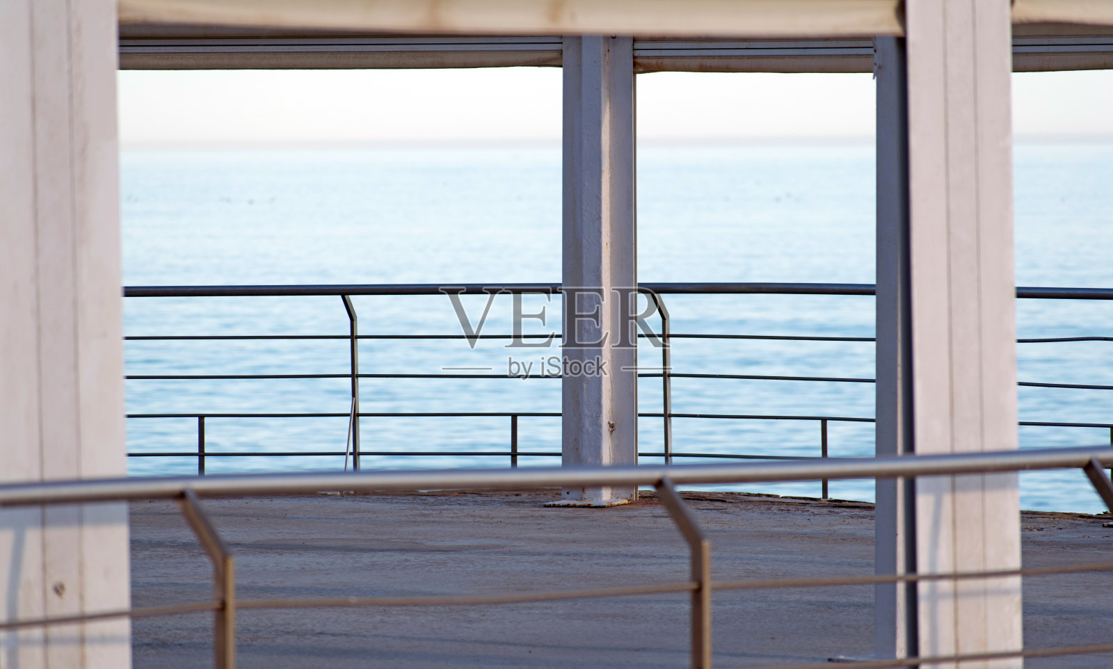 美丽的露台在一个现代化的阁楼，湖景。照片摄影图片