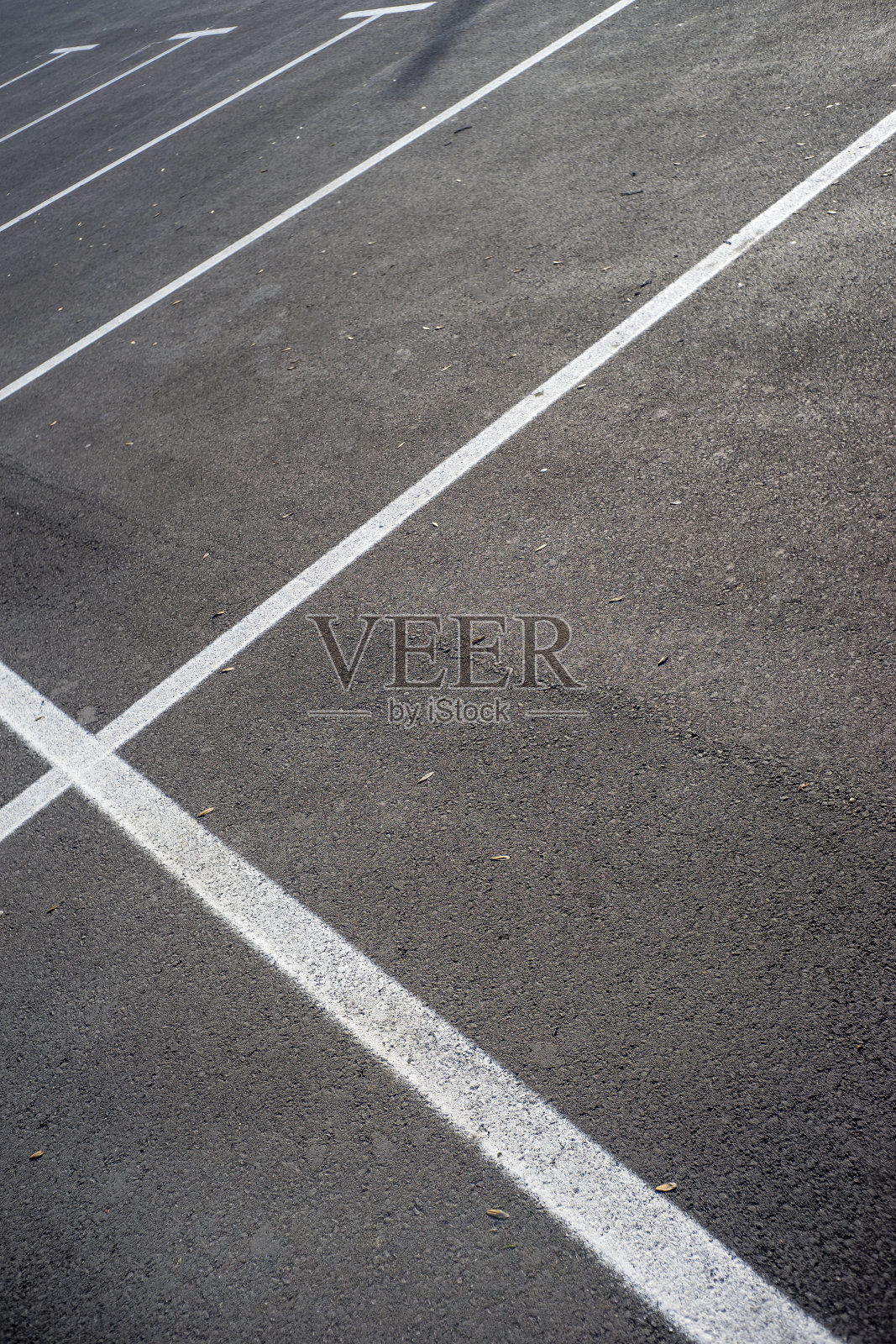 空停车位用白色标记线照片摄影图片
