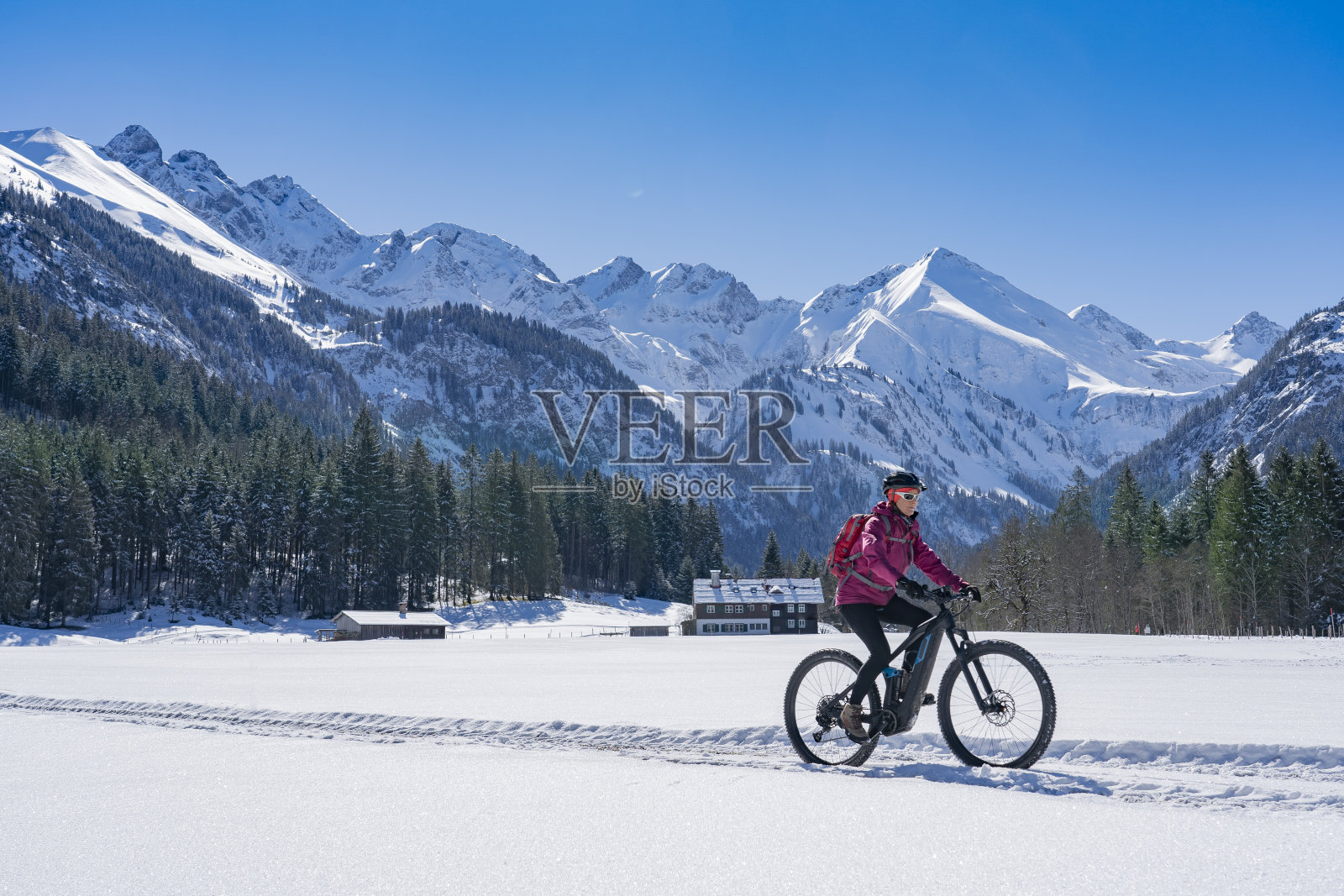 年长的女人在冬天骑山地车照片摄影图片