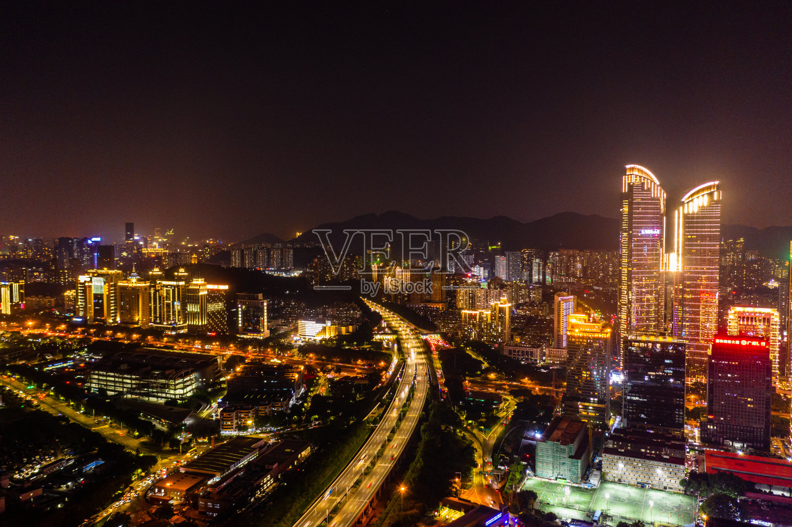 向前推进:中国深圳市中心的空中夜景照片摄影图片