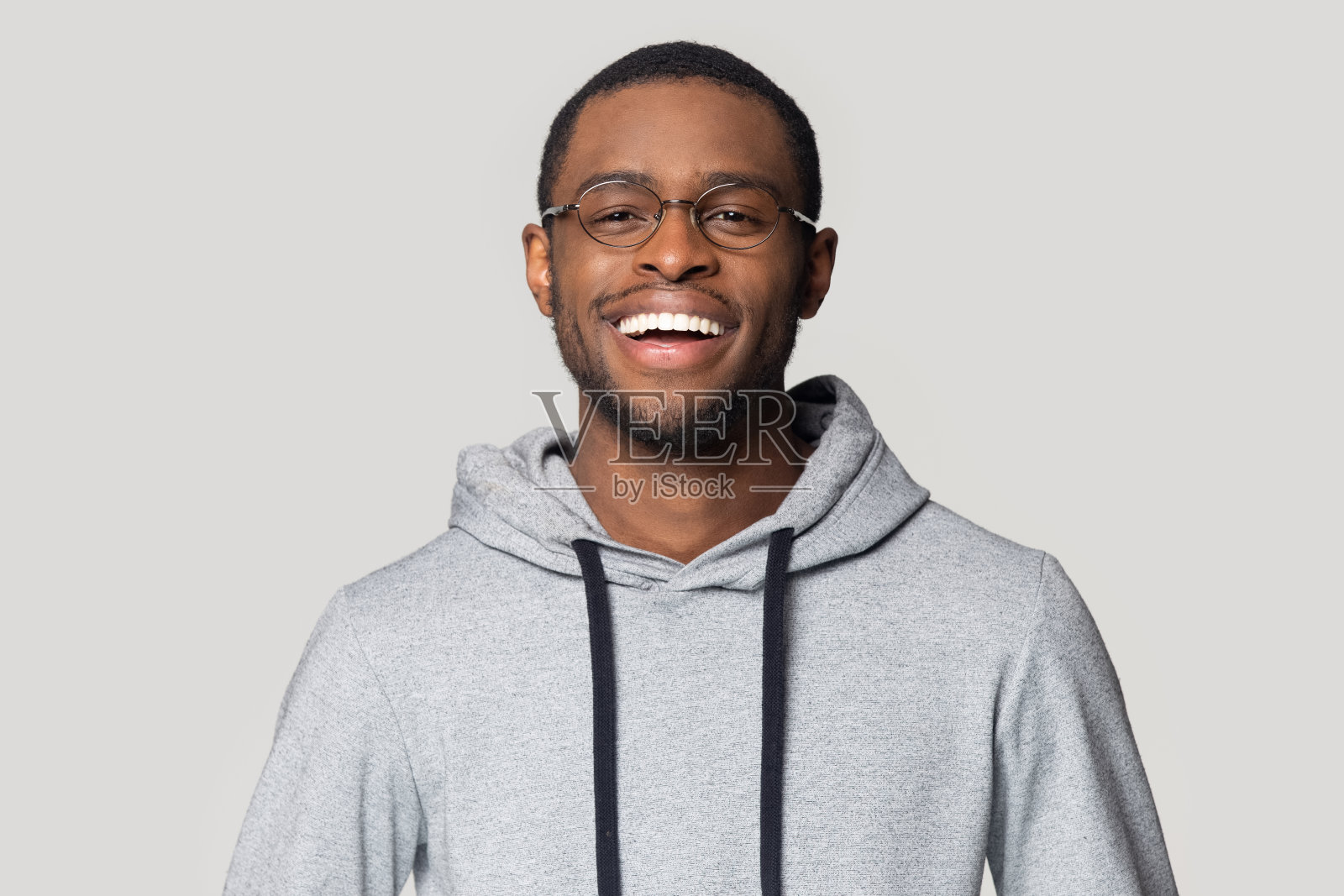 头拍肖像笑非洲裔美国人戴眼镜照片摄影图片