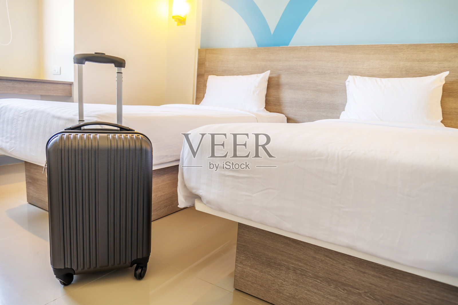 黑色旅行箱或行李袋在现代酒店房间-放松时间，假期，周末和旅游的概念。照片摄影图片