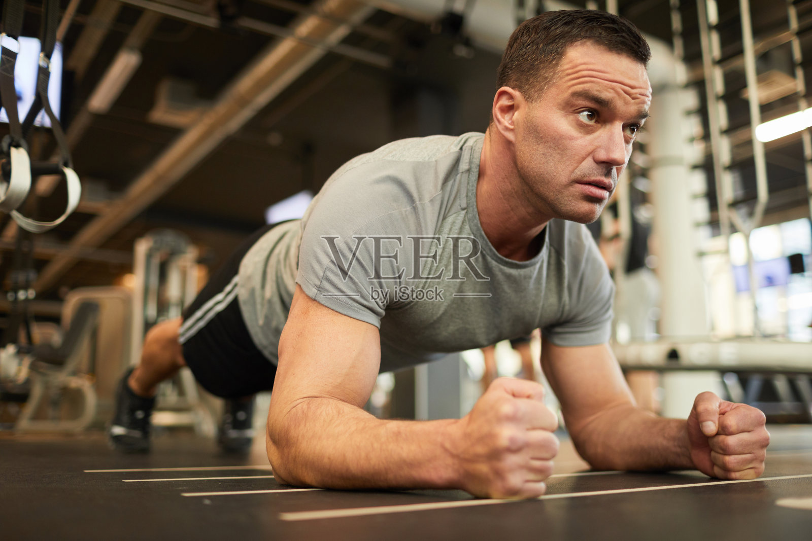 肌肉男在健身房做平板支撑运动照片摄影图片