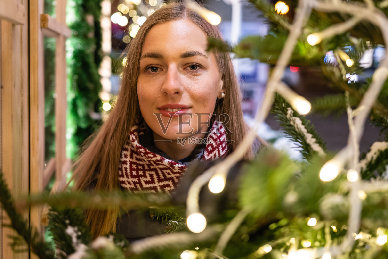 冬季肖像快乐的年轻女子行走在雪城装饰圣诞节和新年假期。圣诞彩灯的背景。——图片照片摄影图片