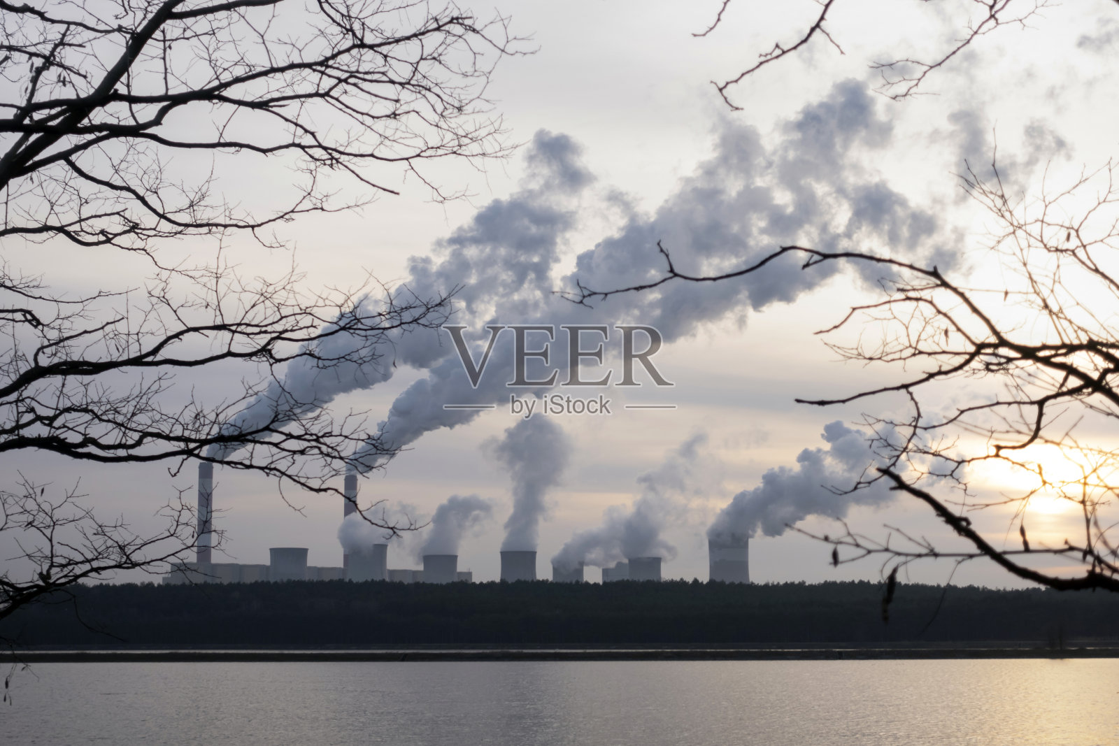 工厂烟囱排放空气污染物照片摄影图片