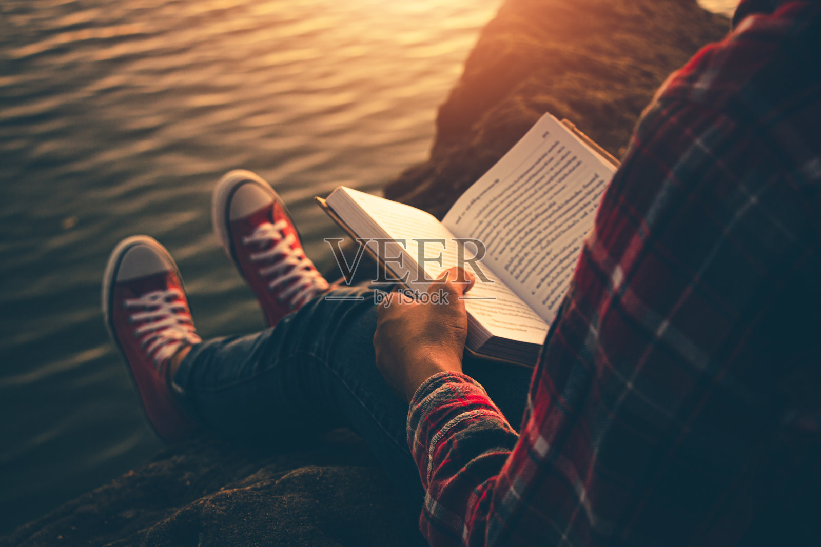 女人在静谧的大自然中读书，在假期里观书。照片摄影图片