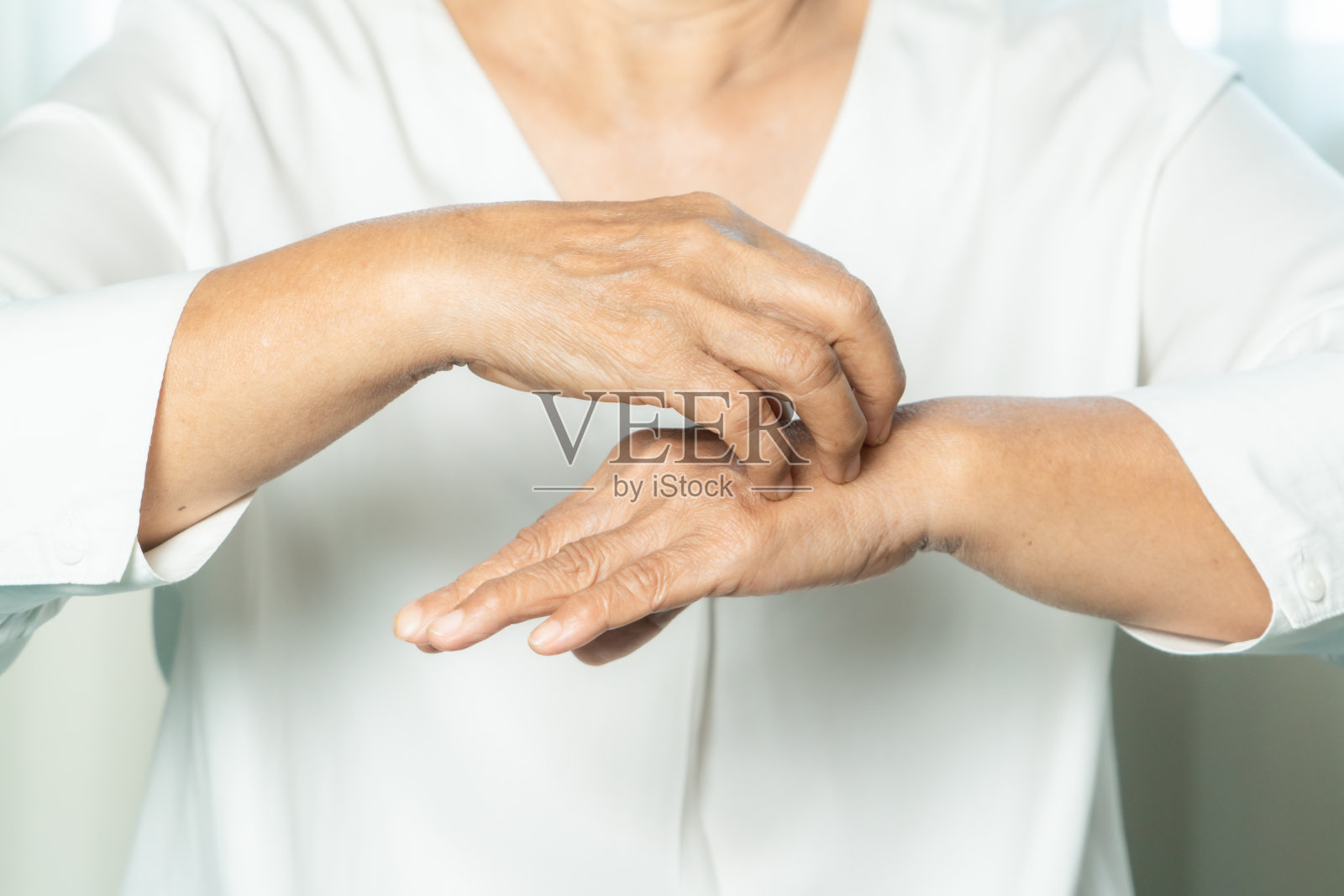 老年妇女抓挠湿疹手痒，保健医学理念照片摄影图片