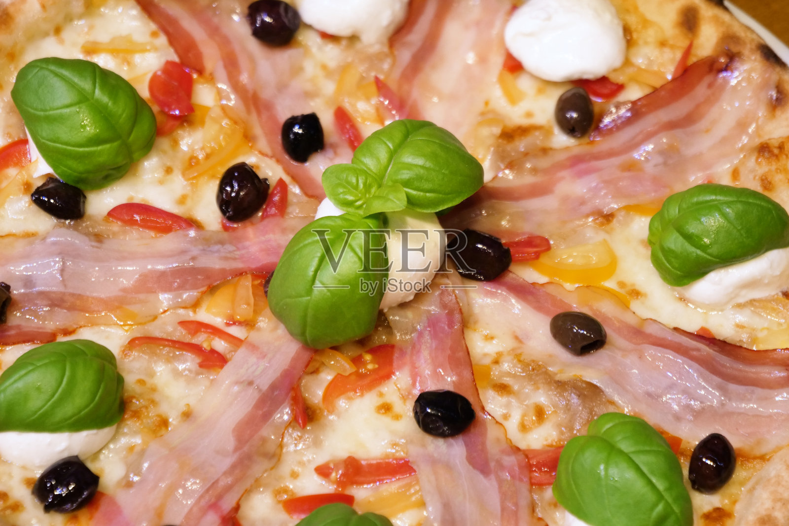 高质量的披萨，典型的意大利食品照片摄影图片