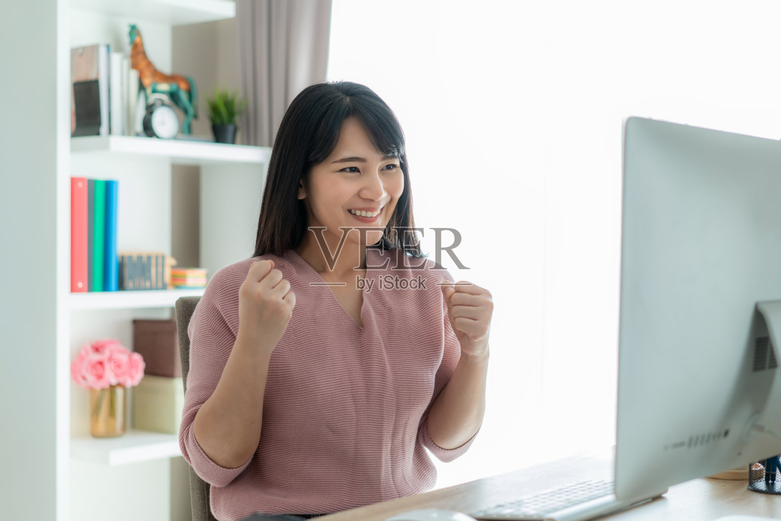 美丽的亚洲商务女性在家工作，用电脑庆祝，成功快乐的姿势。电子商务，大学教育，互联网技术，或创业小型企业的概念。照片摄影图片