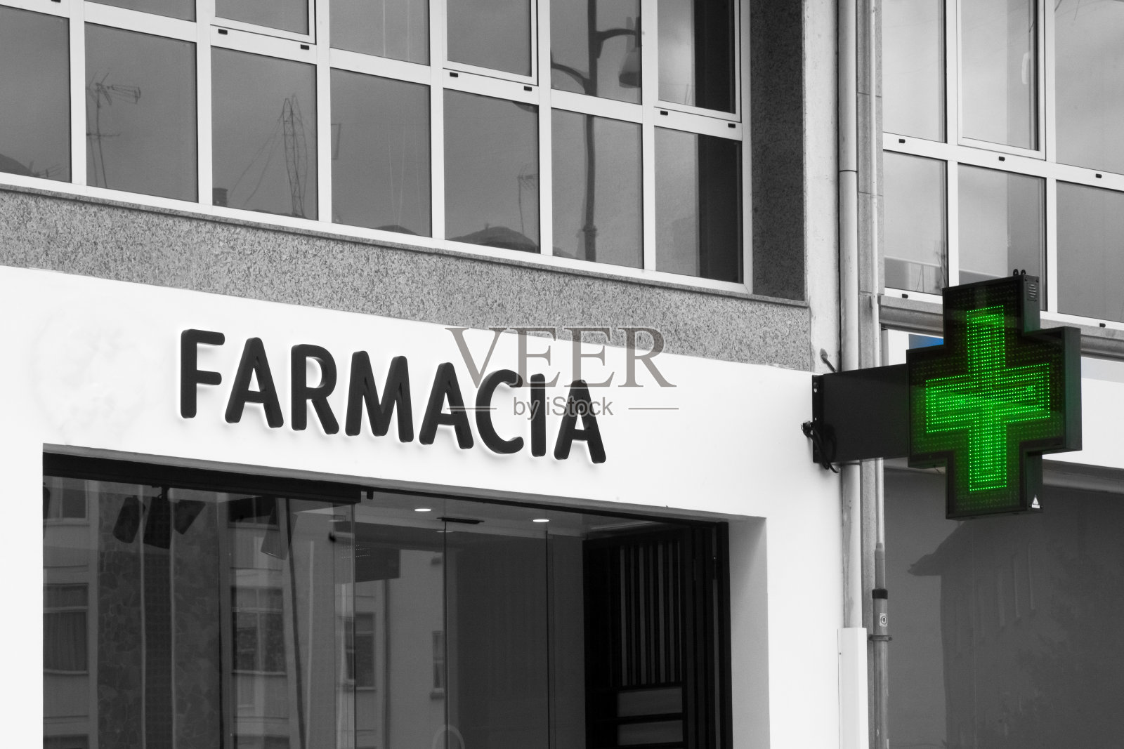 西班牙语的药店标识和绿十字照片摄影图片