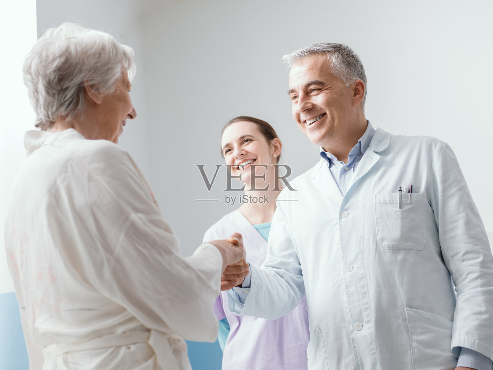 医生和护士在医院会见一位老年病人照片摄影图片