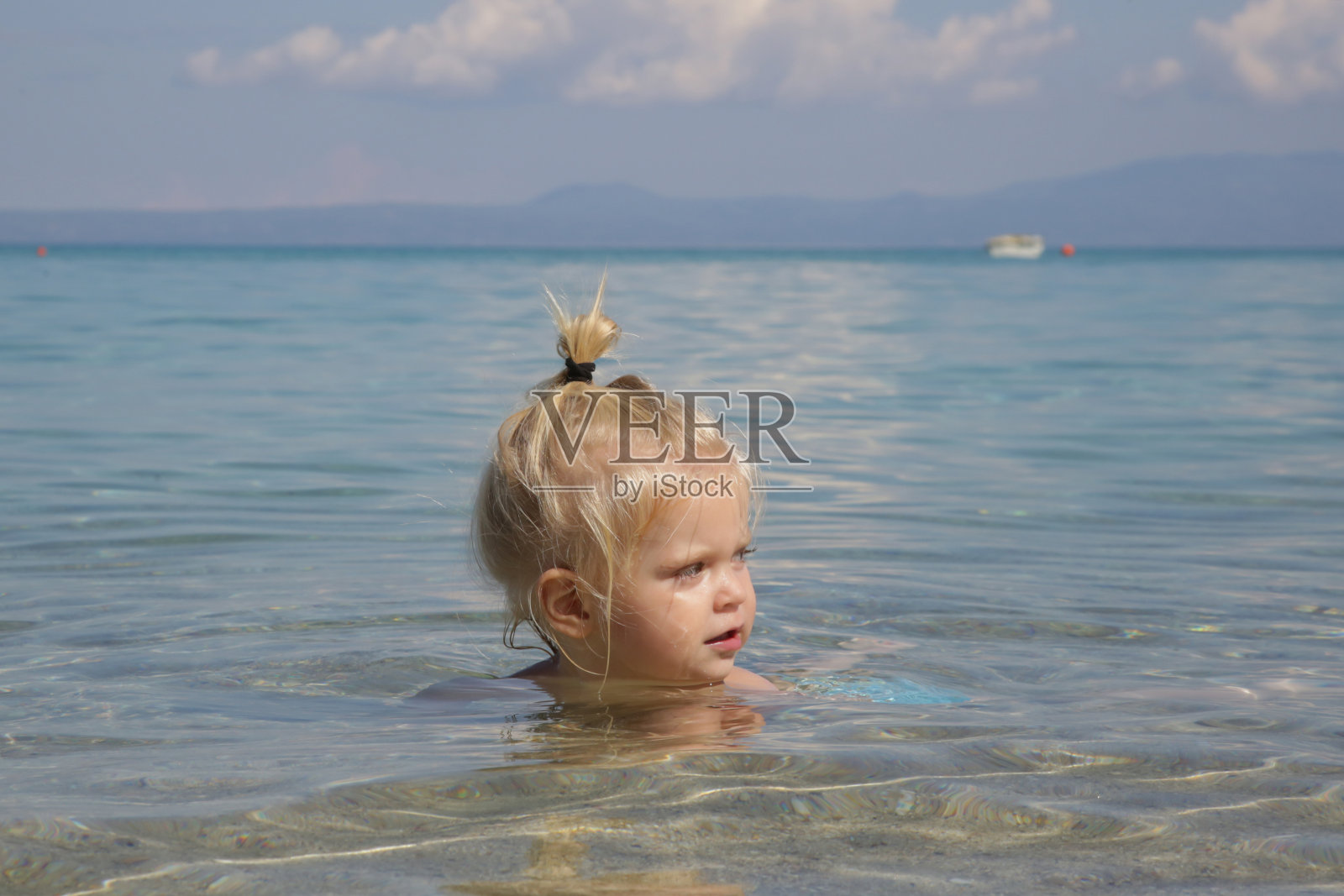 可爱的小女孩在浅海中享受炎热的夏日照片摄影图片