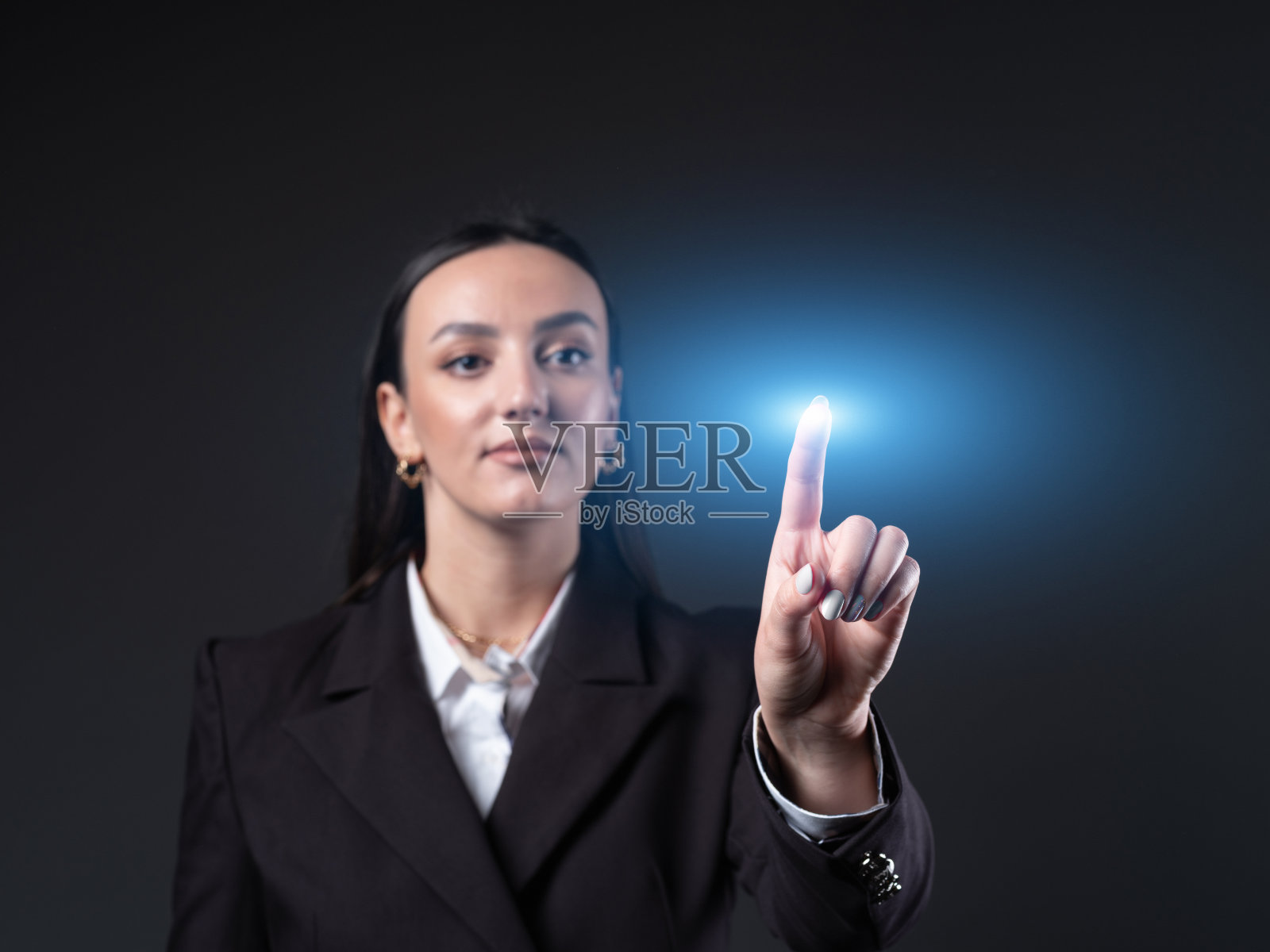 商业女性指向与蓝色光的效果-触摸屏的概念照片摄影图片