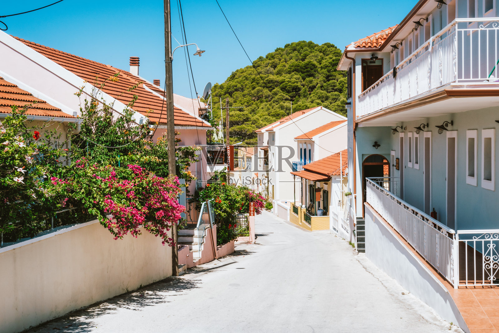 位于风景如画的阿索斯小镇凯法洛尼亚的狭窄街道。希腊岛。暑假在欧洲照片摄影图片