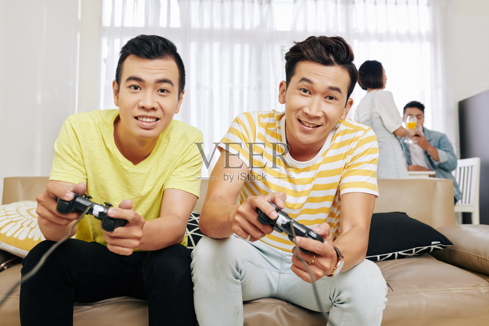 越南男人在玩电子游戏照片摄影图片