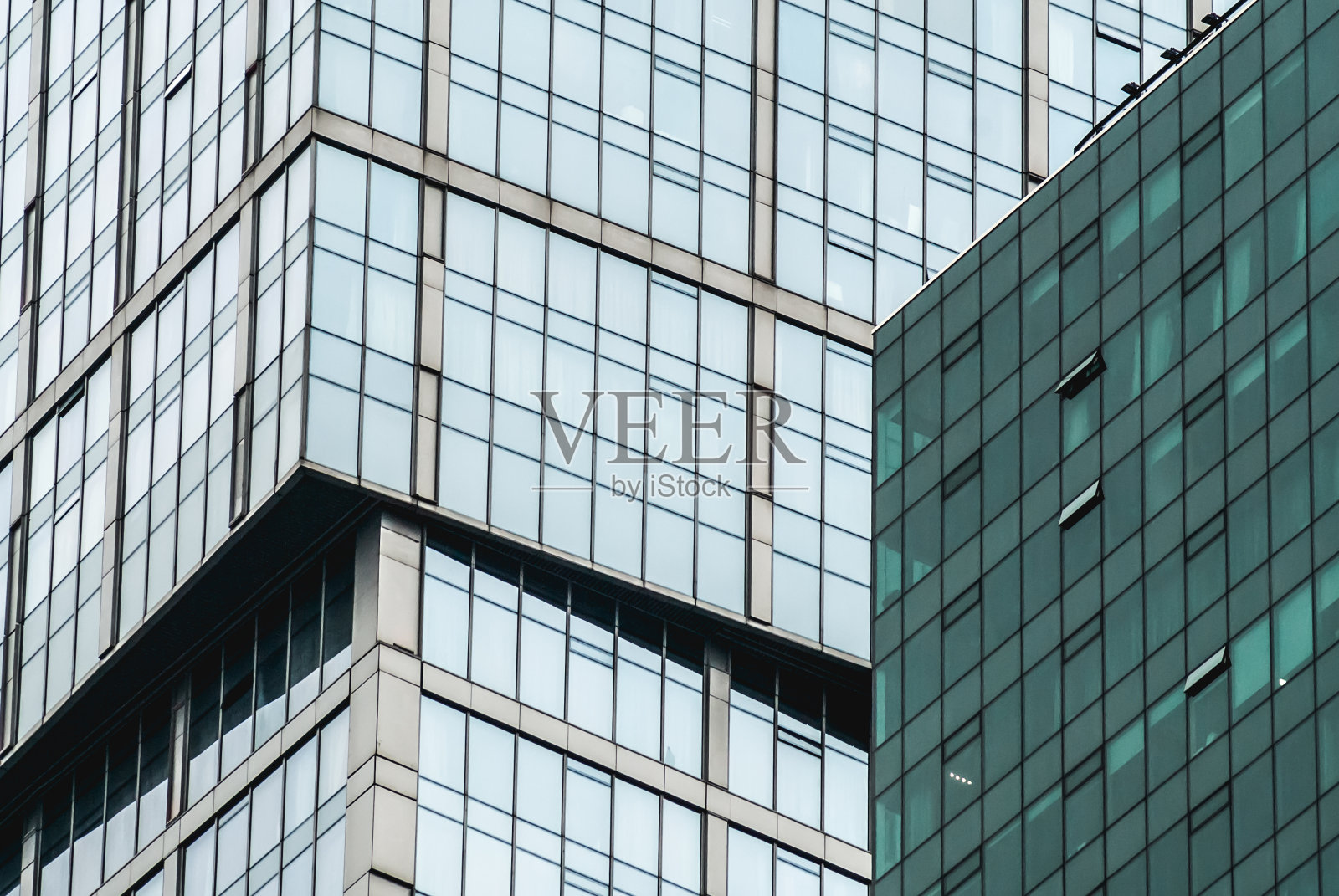 莫斯科一座现代高楼的细节。有弧形玻璃立面的企业建筑。部分建筑为高科技风格照片摄影图片