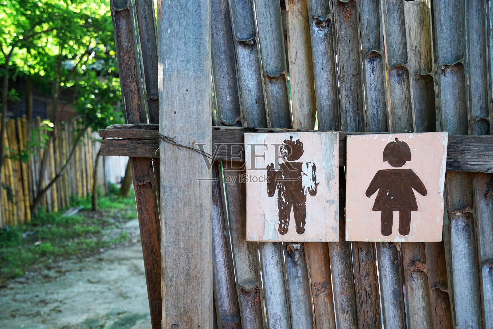 靠近公共厕所前的木制儿童招牌照片摄影图片