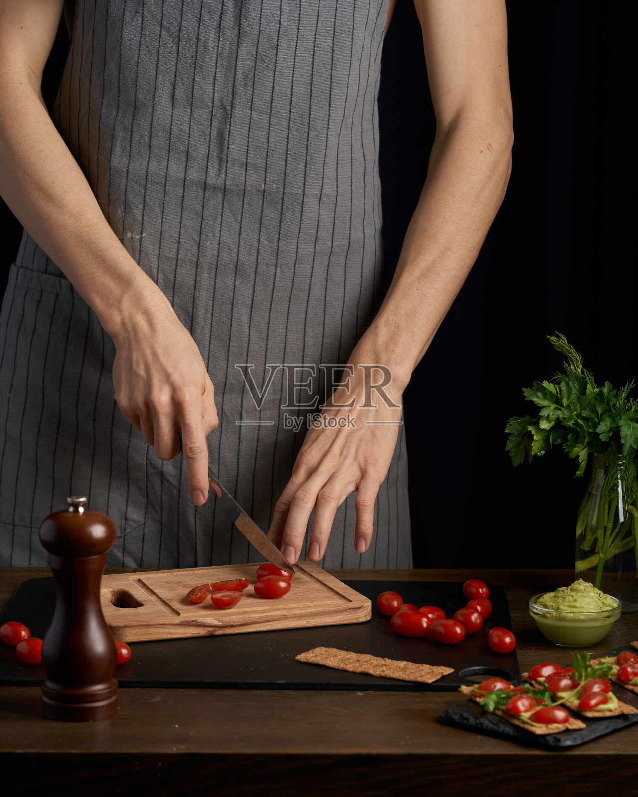 厨师亲手制作鳄梨酱和番茄开胃三明治。健康的早餐，素食，饮食。Gark风格的照片。照片摄影图片