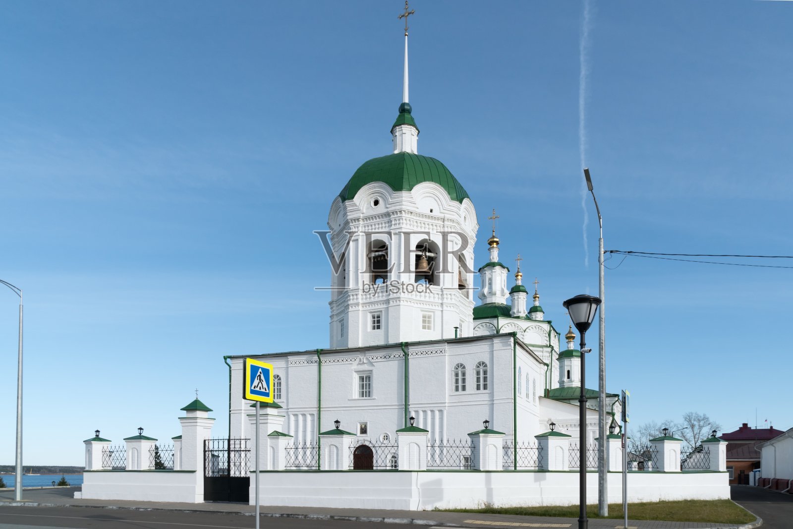 主显大教堂(1732-1750)矗立在叶尼塞克市中心的叶尼塞河岸边。照片摄影图片