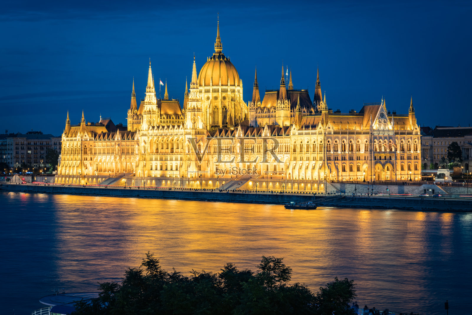 匈牙利布达佩斯议会的夜晚，长时间曝光照片摄影图片
