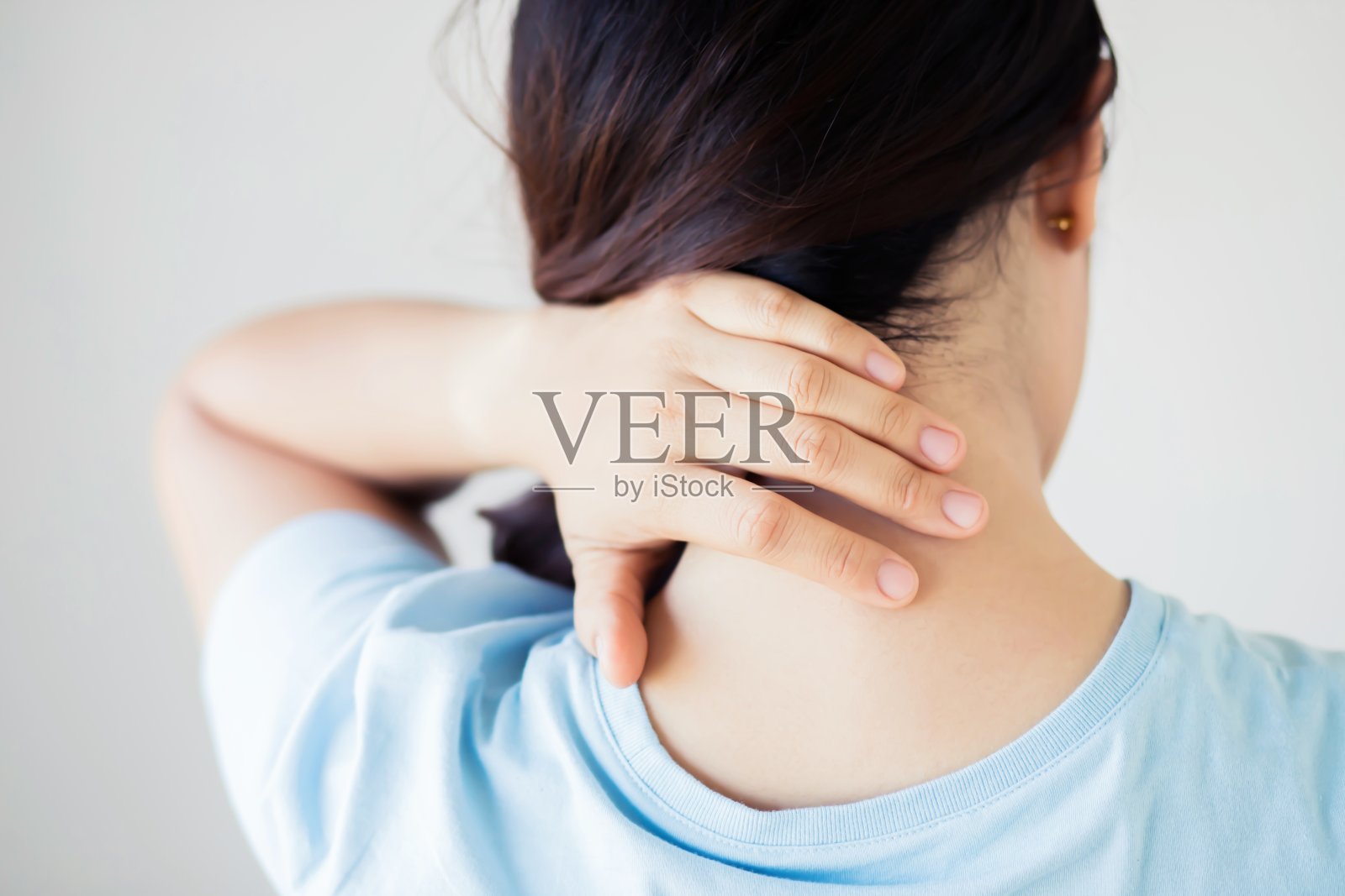 女性颈部疼痛是由肌肉发炎引起的。照片摄影图片