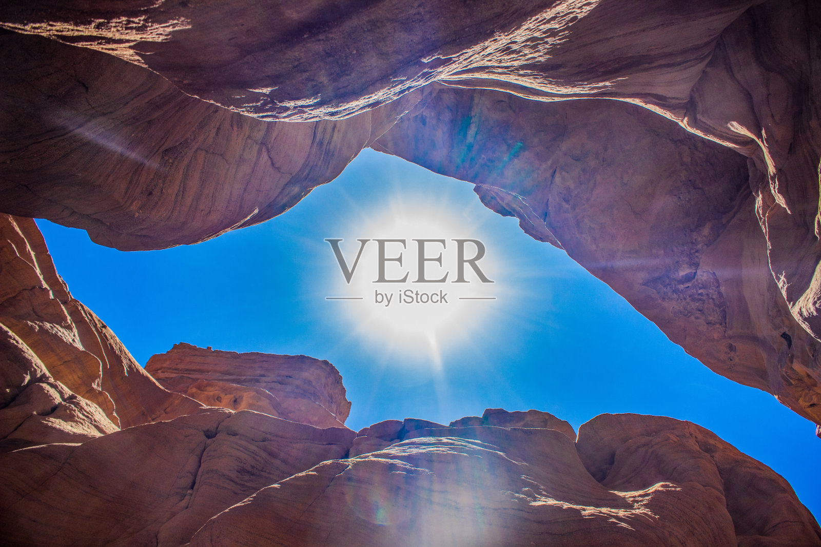 沙石峡谷自然摄影透视从下面的沙石岩石框架与阳光眩光和生动的蓝天背景照片摄影图片