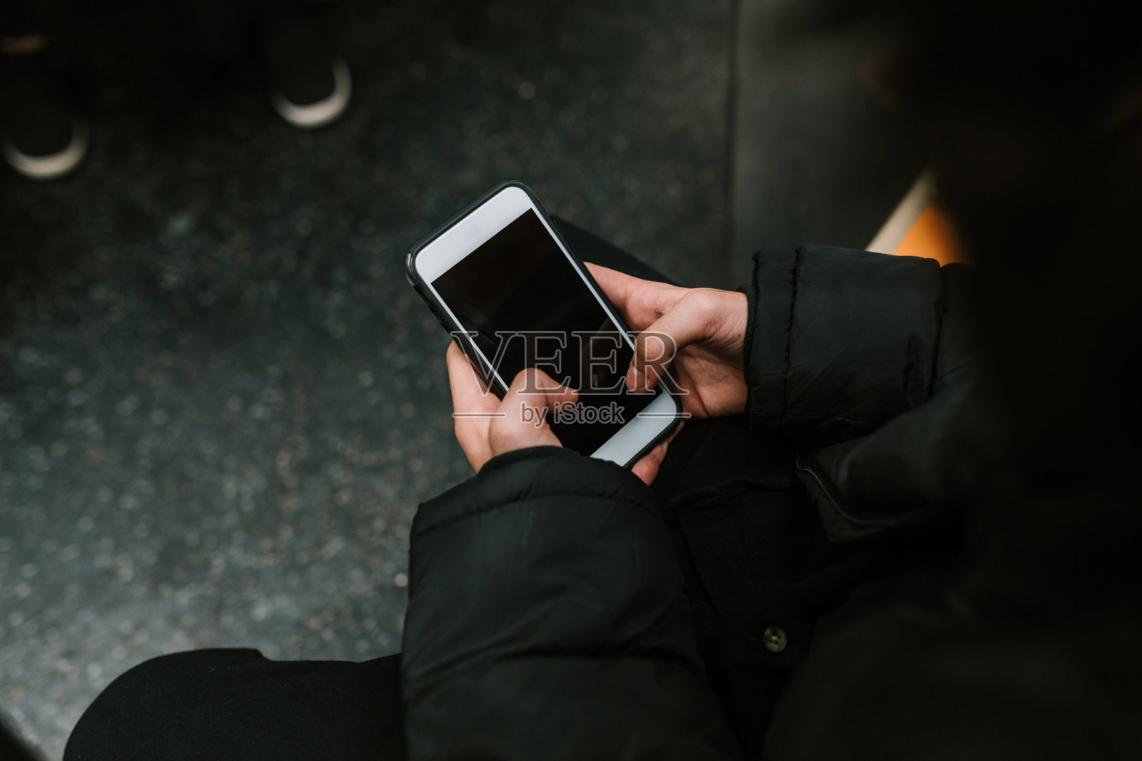 青少年在地铁里用手机照片摄影图片