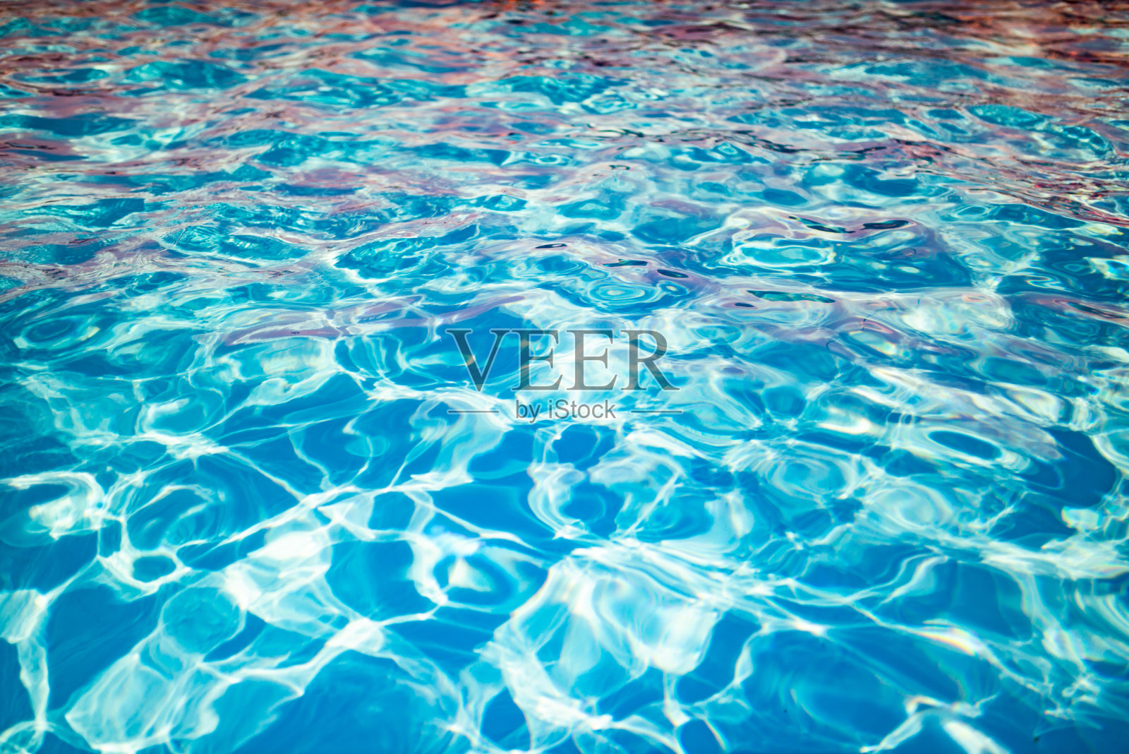 水池里清澈、闪亮、温暖的蓝色水照片摄影图片