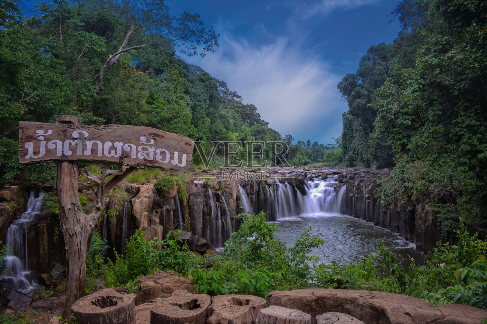 美丽的森林河瀑布在老挝照片摄影图片