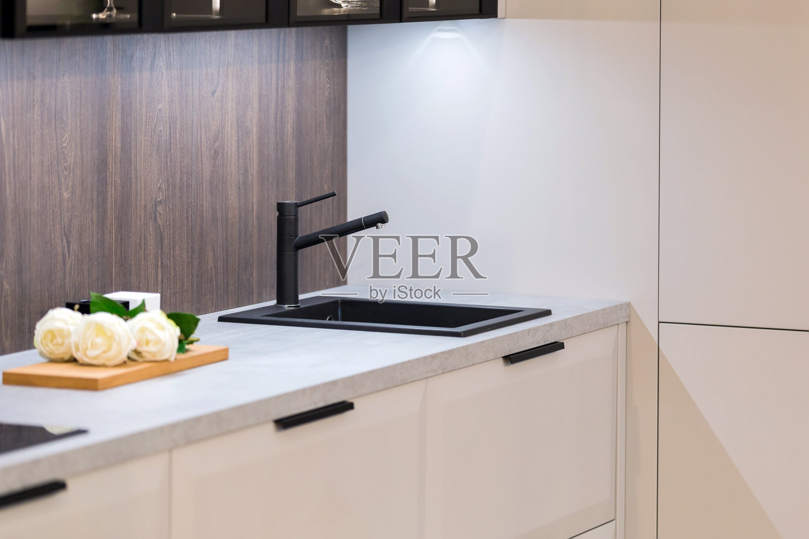 现代豪华厨房设计在白色与黑色水龙头照片摄影图片