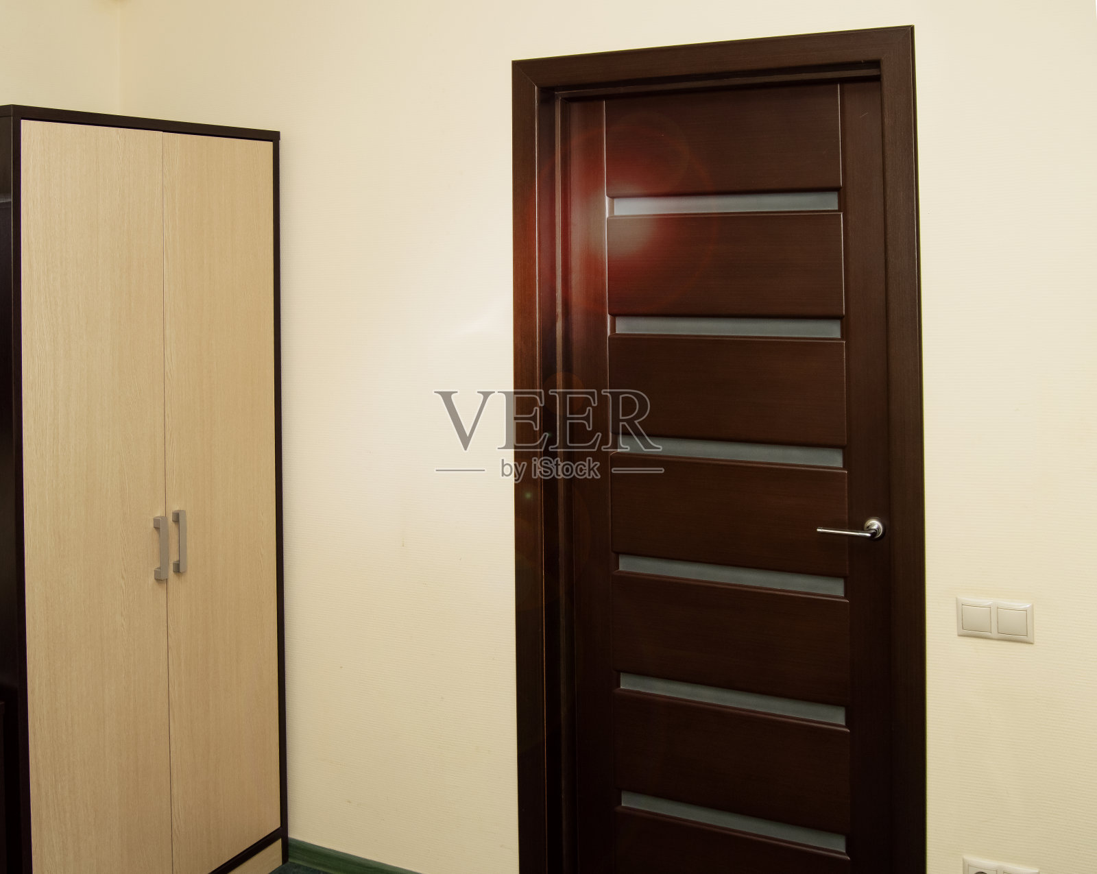 现代的棕色门与玻璃元素对抗的浅色墙壁，优雅的室内房间在家里或酒店照片摄影图片