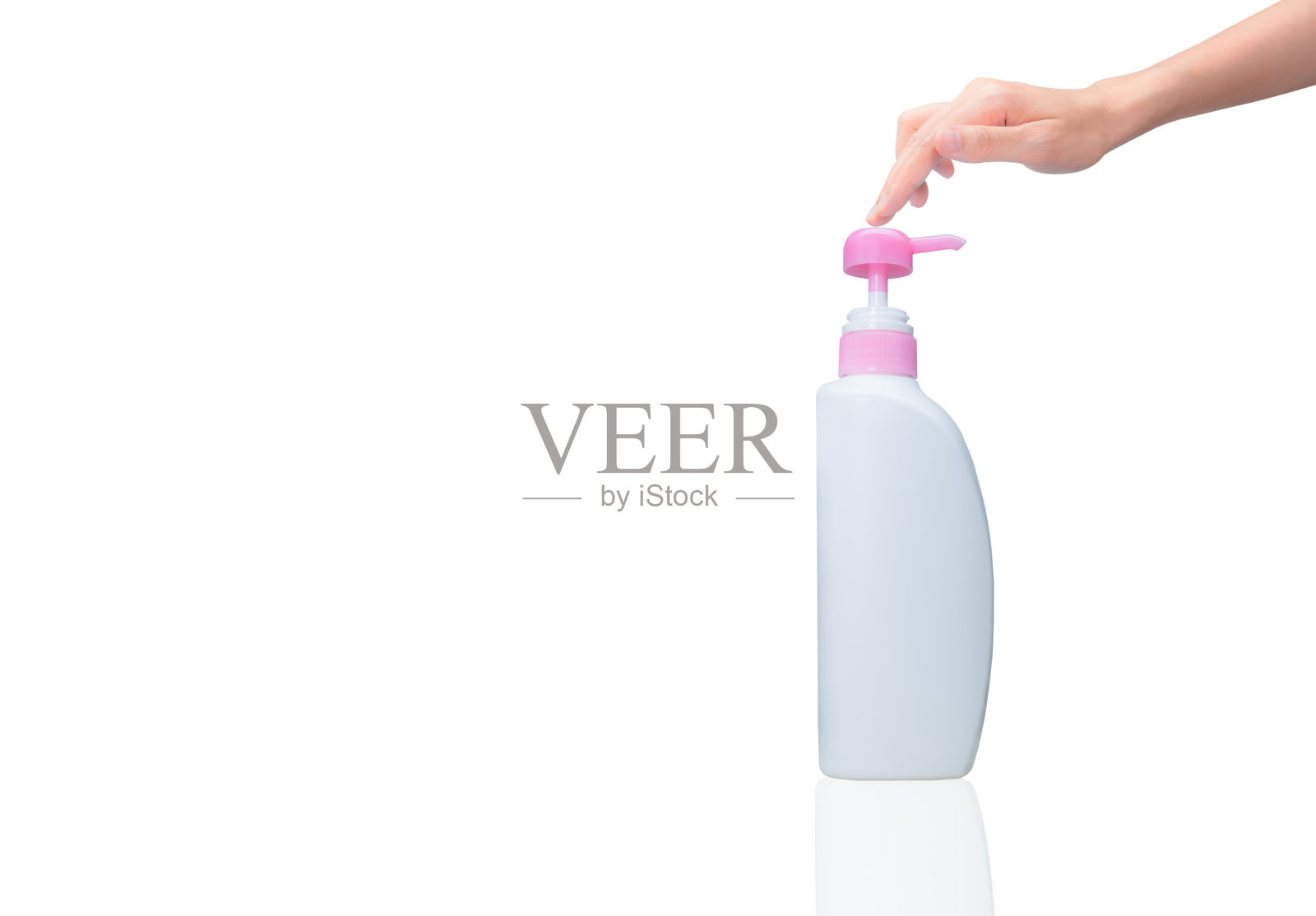 女人用手压在化妆瓶上泵上隔离白色。洗发水或护发素塑料瓶和分配器泵。沐浴露或沐浴露包装。洗手液瓶。身体乳液瓶。照片摄影图片